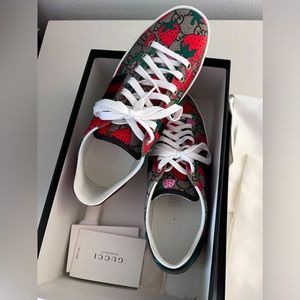 Gucci Authentic sneakers size 8.5 BRAND NEW